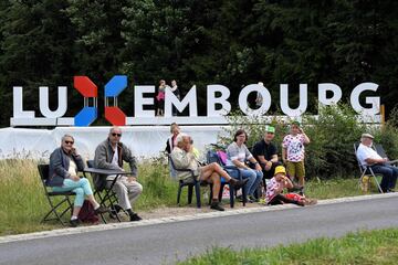 Varios aficionados esperan el paso de los ciclistas en Luxemburgo.