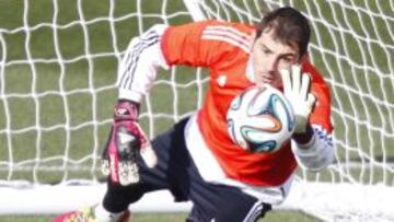 Casillas, en el entrenamiento de ayer en Valdebebas. Tras ser suplente en San Mam&eacute;s, vuelve a la titularidad en Copa.
 