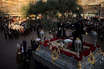 Paso del Cristo en la procesión de la Cofradía en el barrio de Pubilla Casas, a 7 de abril de 2023, en  L'Hospitalet de Llobregat, Barcelona, Cataluña, (España). Las procesiones de la Cofradía 15+1 son una de las muestras festivas más populares y multitudinarias en la ciudad, y donde confluyen cultura, tradición y devoción. Todos los años, miles de personas se dan cita en las calles de Pubilla Cases para ver desfilar los pasos con sus ricas imágenes y para disfrutar con el sonido de las bandas de cornetas y tambores, de las saetas y también del silencio.