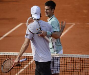 Tommy Haas y Novak Djokovic se saludan tras el encuentro.