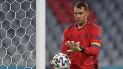 Germany&#039;s goalkeeper Manuel Neuer wears a rainbow flag as captain&#039;s armband prior to the UEFA EURO 2020 Group F football match between Germany and Hungary at the Allianz Arena in Munich on June 23, 2021. (Photo by CHRISTOF STACHE / POOL / AFP)