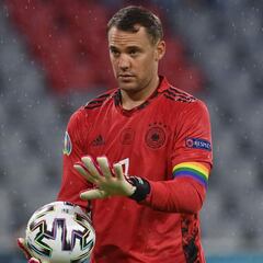 Neuer podría arriesgarse a una sanción por el brazalete, según Bild