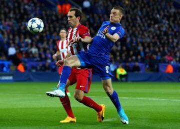 Diego Godín pelea el balón con Jamie Vardy.