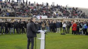 El centrocampista del FC Barcelona Andrés Iniesta durante su intervención en el acto en el que la ciudad deportiva del Albacete ha pasado a denominarse "Andrés Iniesta", en honor al mejor jugador que ha salido de la cantera del equipo manchego, hoy en la capital manchega.