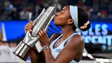 Coco Gauff besa el trofeo de campeona en Wuhan.