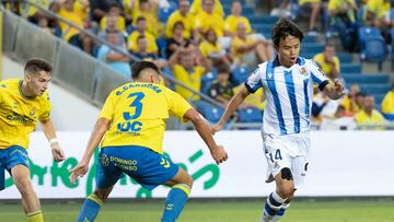 LAS PALMAS DE GRAN CANARIA, 25/08/2023.- El centrocampista de la Real Sociedad Takefusa Kubo (d) se escapa de Sergi Cardona, de la UD Las Palmas, durante el partido de la tercera jornada de Liga en Primera División que UD Las Palmas y Real sociedad disputan hoy viernes en el estadio de Gran Canaria, en Las Palmas. EFE/ Quique Curbelo