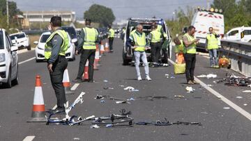 Imagen de archivo con agentes de la Guardia Civil y miembros de Emergencias en el punto kilom&eacute;trico 205 de la N-332 entre las localidades de Oliva y Denia, donde la conductora de un turismo ,que ha dado positivo en el control de alcohol y drogas , ha arrollado a un grupo de seis ciclistas de un equipo de J&agrave;vea, provocando la muerte de dos de ellos y heridas graves a otros tres.