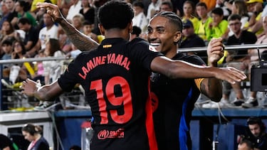 Soccer Football - LaLiga - Villarreal v FC Barcelona - Estadio de la Ceramica, Villarreal, Spain - September 22, 2024 FC Barcelona's Raphinha celebrates scoring their fifth goal with Lamine Yamal REUTERS/Pablo Morano