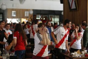 DEPORTES
LOS HINCHAS DE RIVER VIENDO EL PÁRTIDO EN BAR DEL ESTADIO.
FOTO ORTIZ GUSTAVO 16-12-15