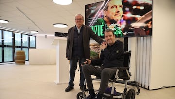 Unzu¨¦ junto al presidente de Osasuna, Luis Sabalza.