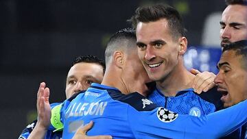 Arkadiusz Milik celebra el gol.