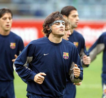 Luis Enrique con máscara protectora en el entrenamiento del Barcelona. (enero 2004).