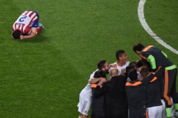 Godín se lamenta mientras los jugadores Real Madrid celebran su décima Champions.