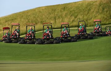 Los jardineros ponen la hierba a punto para el comienzo del U.S. Open en el campo de golf de Erin Hills en Wisconsin.