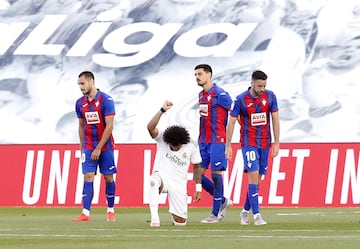 El jugador del Real Madrid, Marcelo, celebra el 3-0 al Eibar con el conocido gesto contra el racismo.  