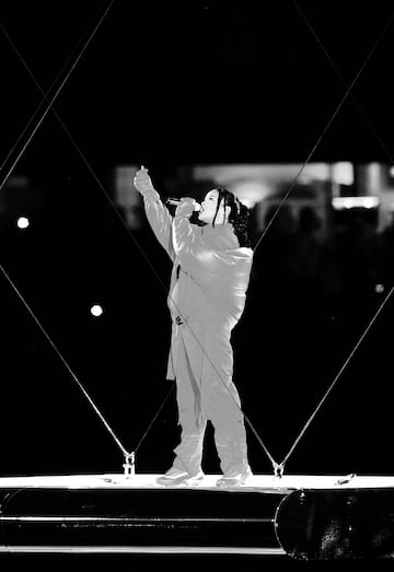 La artista nacida en Barbados protagonizó sola el Halftime Show del Super Bowl LVII del Estadio de la Universidad de Phoenix.