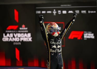El ganador de la carrera, el holandés Max Verstappen (Oracle Red Bull Racing), celebra su llegada durante el Gran Premio de Las Vegas de la Fórmula 1.