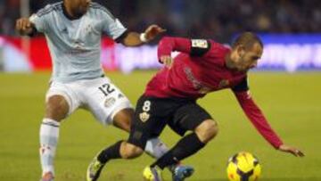 Rafinha, jugador del Celta, pugna por un balón con el jugador del Almería Aleix.