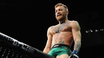 El luchador irlandés Conor McGregor celebra su victoria tras un combate.