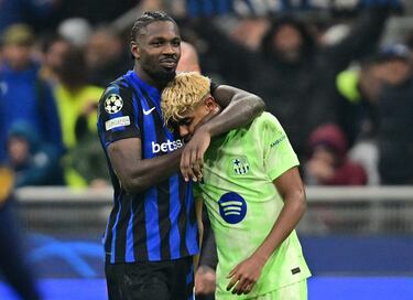 Marcus Thuram del Inter de Milán y Lamine Yamal del FC Barcelona al final del partido.