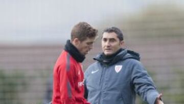 Muniain junto a Valverde.