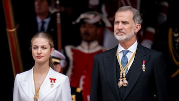 La Princesa Leonor y el Rey Felipe, en la tribuna del acto de jura de la Constitución ante las Cortes Generales, en el Congreso de los Diputados, a 31 de octubre de 2023, en Madrid (España). La Princesa Leonor jura hoy la Constitución ante las Cortes Generales con motivo de su 18 cumpleaños al igual que hizo su padre al cumplir su mayoría de edad. Este acto solemne tiene un marcado carácter simbólico. En él se escenifica la continuidad de la monarquía parlamentaria y después de él, la Princesa Leonor se convertirá ya de pleno derecho en la heredera del trono. Conforme con lo previsto en la Carta Magna en caso de muerte, incapacidad o abdicación de Felipe VI la Princesa Leonor podría sucederle de forma inmediata.
REALEZA;CONGRESO;PRINCESA LEONOR;JURA DE LA CONSTITUCIÓN;LLEGADAS;
A. Pérez Meca / Europa Press
31/10/2023