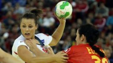 Nora Mörk, ante Patricia Elorza durante la final.