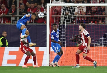 1-2. Arda Güler, desde la banda derecha, cuelga el balón para la cabeza del delantero francés que remata 
y supera a Kostas Tzolakis.
