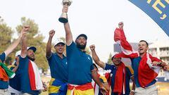 Jon Rahm eleva el trofeo de la Ryder en Roma ante la algarabía de sus compañeros del Team Europe.