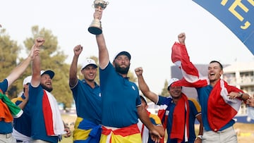 Jon Rahm eleva el trofeo de la Ryder en Roma ante la algarabía de sus compañeros del Team Europe.