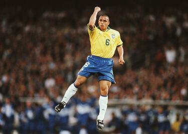 Para muchos el mejor lateral izquierdo de la historia. En su haber, un Mundial y tres Champions con el Real Madrid. Uno de los defensas más goleadores y con mejor pegada de siempre. Su ‘bomba inteligente’ es uno de los goles más famosos de la historia del fútbol. Maldini tuvo más votos que él.