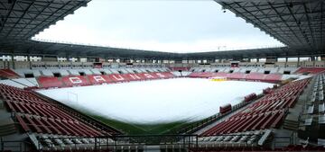 El Estadio de Las Gaunas amaneció nevado. El partido entre La Unión Deportiva Logroñés y el Mirandés corre peligro de quedar aplazado. 