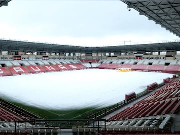 El Estadio de Las Gaunas amaneció nevado. El partido entre La Unión Deportiva Logroñés y el Mirandés corre peligro de quedar aplazado. 