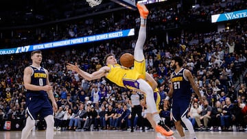 Unan fea caída de Dalton Knecht, el rookie de los Lakers, durante el último cuarto del partido contra los Nuggets.