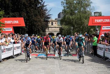 Los ciclistas toman la salida de la etapa 15 de la Vuelta ciclista a España 2023, una carrera de 158,3 km entre Pamplona y Lekunberri