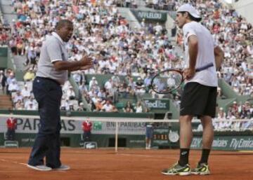 Tommy Haas discute una decisión arbitral.