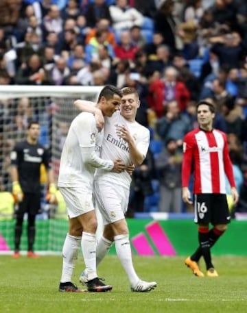 Cristiano Ronaldo le deja el balón al jugador alemán que se revuelve en el área y bate a Gorka Iraizoz.