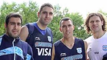 <b>CASI ESPAÑOLES. </b>De izqd a dcha.: Paolo Quinteros (CAI), Juampi Gutiérrez (Granada), Pablo Prigioni (Real Madrid) y Pancho Jasen (Estu).