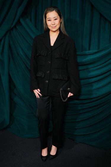 Maggie Kang posa en la alfombra roja de la cena anual Pre-Oscar celebrada en Beverly Hills. 