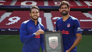 Koke entrega a Costa la placa con sus 200 partidos.