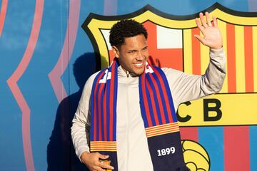 27/12/23 Vitor Roque “Tigrinho”, jugador brasileño, nuevo fichaje del FC Barcelona para la primera plantilla, posa junto al escudo del club


