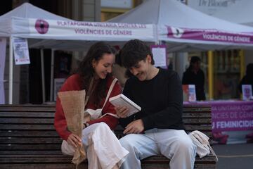 Una pareja se regala una rosa y un libro durante la Diada de Sant Jordi 2025.
