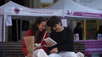 Una pareja se regala una rosa y un libro durante la Diada de Sant Jordi 2025.