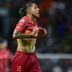 Tras polémico tuit, Carlos Salcedo fue sancionado por la Comisión Disciplinaria