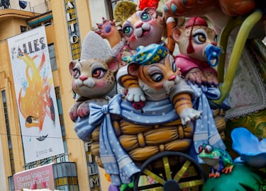 Este miércoles, 19 de marzo y día de San José, se celebrará el emocionante "Día de la Cremà" en las Fallas de Valencia, donde más de 700 monumentos que los artistas falleros han levantado por toda la ciudad arderán en un espectáculo impresionante. Marcando el broche de oro de la fiesta más emblemática de Valencia y una de las más multitudinarias de toda España. La noche se iluminará con fuegos artificiales.