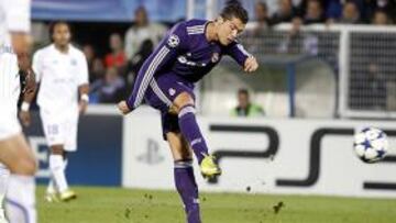 <b>LO INTENTA TODO. </b>De falta, desde fuera del área, de cabeza... Cristiano sólo lleva un gol.