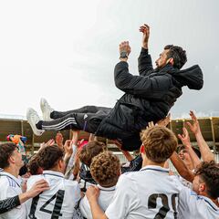 Arbeloa se sienta en la mesa de Raúl y Xabi Alonso