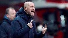 Erik ten Hag, entrenador del Ajax, da instrucciones a sus jugadores durante un partido.