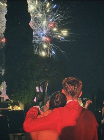 Paddy y Marcos Llorente disfrutan abrazados mientras contemplan el espetáculo de fuegos artificiales.