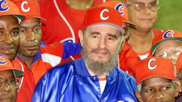 HAB16 -19991118-LA HABANA, CUBA: Cuban President and honorary coach Fidel Castro (C), surrounded by his team, smiles late 18 November, 1999 after a friendly game between ball veterans from Cuba and Venezuela. Cuba won 5-4. Castro, congratulating Venezuela